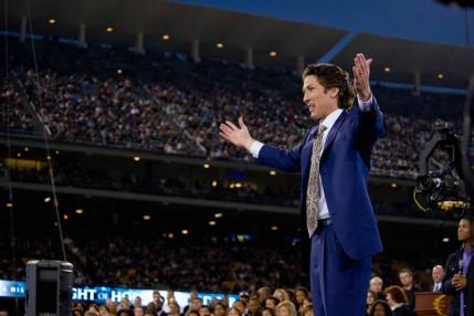 osteen and crowd